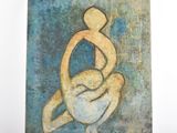 un tableau représentant une femme tenant un enfant dans ses bras, sur fond bleu