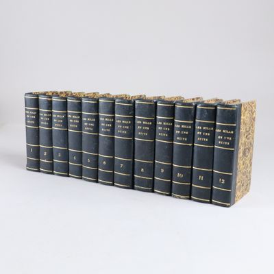 six livres alignés sur une surface blanche avec un fond blanc