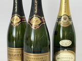 trois bouteilles de champagne posées côte à côte sur une table