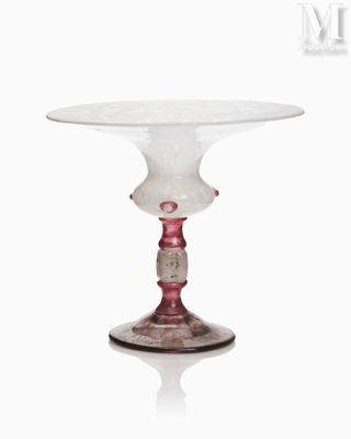 un gros plan d'un socle en verre sur fond blanc
