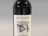 une bouteille de vin posée sur une table