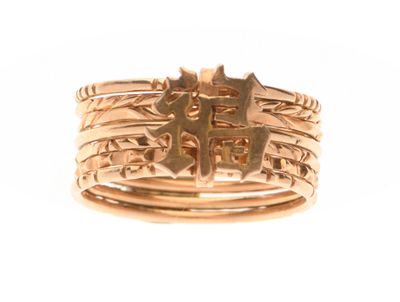 une image représentant une bague en or sur laquelle figure un cheval