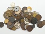 une pile de vieilles pièces de monnaie sur une surface blanche