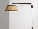 une lampe accrochée au mur, à côté d'un mur