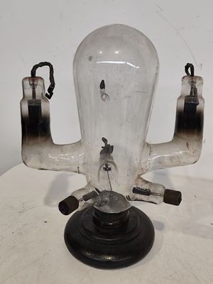 une lampe en verre posée sur une table