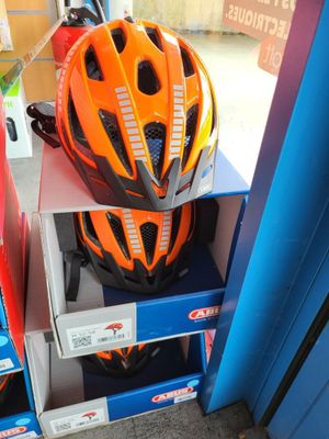un casque exposé dans un magasin et destiné à la vente
