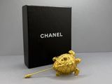 Broche Chanel « tortue » en or, avec son coffret