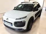 La Citroën blanche est garée dans le garage d'un immeuble