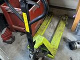 une photo d'un établi avec des outils posés dessus, dans un garage