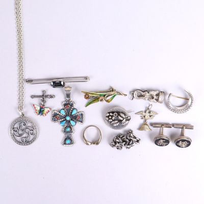 plusieurs types de bijoux différents sur une surface blanche