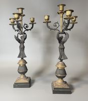 PAIRE DE CANDELABRES en bronze à double patine à décor de vi… (photo 4)