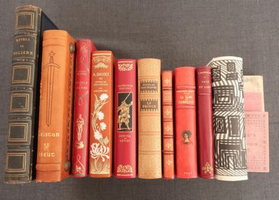 de nombreux livres alignés les uns à côté des autres sur une table