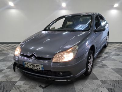 la photo d'une voiture garée dans un garage