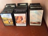 beaucoup de DVD posés par terre les uns à côté des autres
