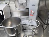 un batteur et un mixeur posés sur le plan de travail de la cuisine