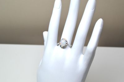 Une bague en argent sertie au centre d'une opale cabochon ov…