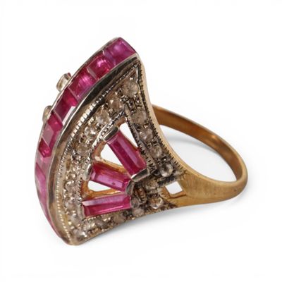 un gros plan sur une bague rose et dorée sertie de diamants