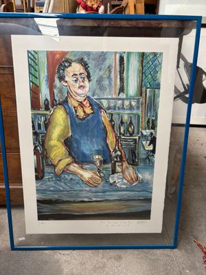 tableau représentant un homme vêtu d'un tablier bleu tenant un verre de vin