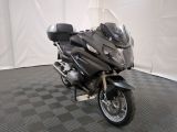 une moto qui est garée dans une pièce dont le sol est en damier