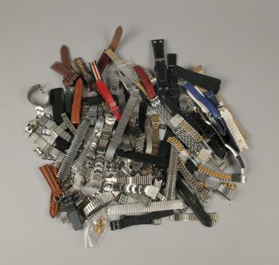une pile de ciseaux de différents types posée sur une table