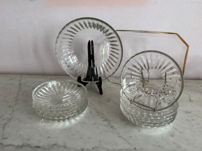 trois morceaux de verre posés sur une table en marbre