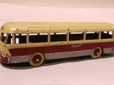 un petit bus posé sur une surface blanche