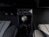 an image of a car ' s gear lever in the center of the car
