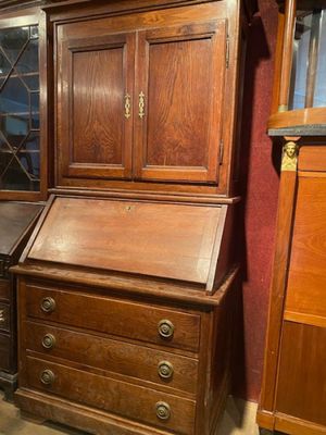 un bureau en bois avec un plateau en bois et une armoire en bois