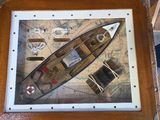 une photo d'une photo d'un bateau dans une boîte