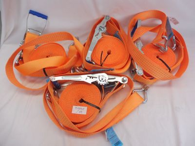 beaucoup de cordons orange attachés les uns aux autres