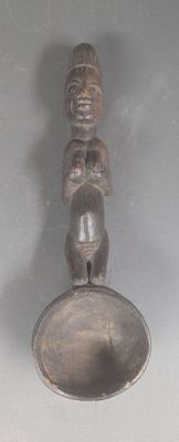 une cuillère en argent ornée d'une statuette