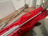 une boîte à outils rouge avec des outils sur une table