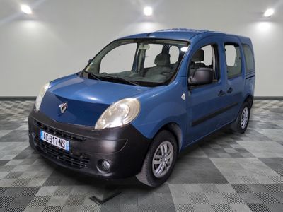 la photo d'une petite camionnette bleue garée dans un garage