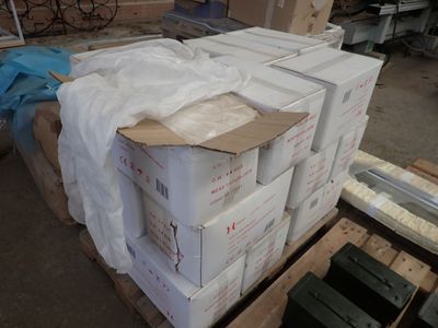 une pile de cartons posée sur une palette dans un entrepôt