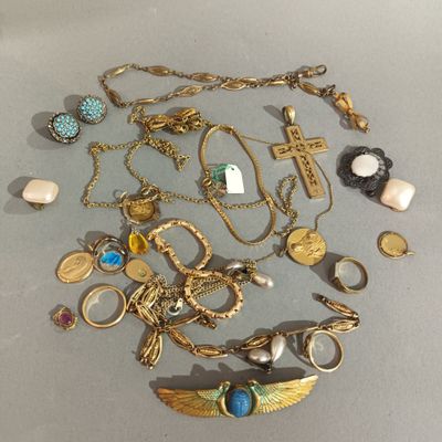 beaucoup de bijoux posés sur la table