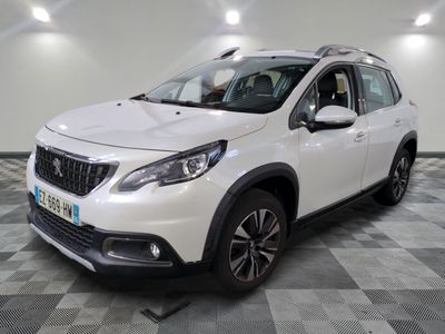 la voiture blanche est garée dans le garage sur un sol en damier
