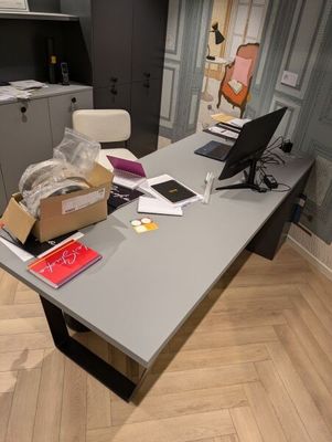 un bureau sur lequel se trouvent un ordinateur et un portable