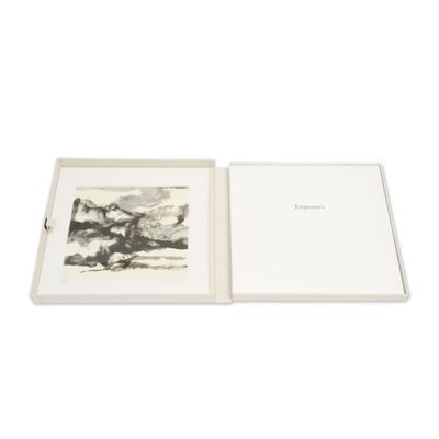 un livre blanc contenant une photo en noir et blanc