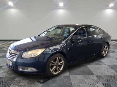 la photo d'une voiture bleue garée dans un garage