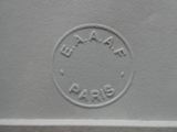 une image montrant un gros plan d'un logo sur un objet blanc