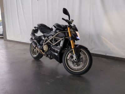 une moto qui est garée dans un garage