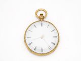 une montre de poche en or avec des chiffres romains sur le cadran