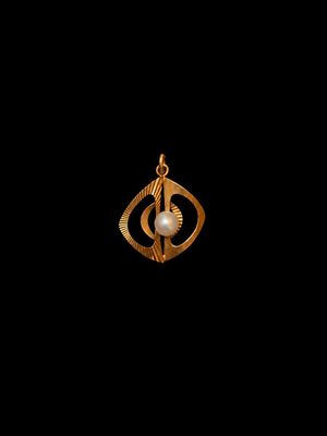 Pendentif de forme losangique en or 18K à décor ajouré et se…