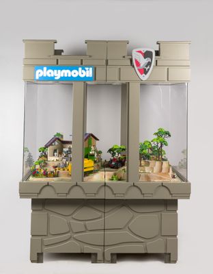 une vitrine Playmobil avec un bâtiment en arrière-plan