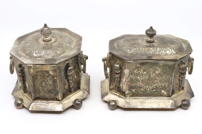 paire de sucriers et de beurriers anciens en métal argenté, sur socles