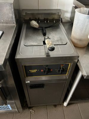 a fryer that is sitting on the counter in the kitchen