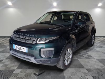 une photo d'une Land Rover noire garée dans un garage