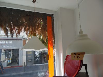 une lampe posée sur une table devant une fenêtre