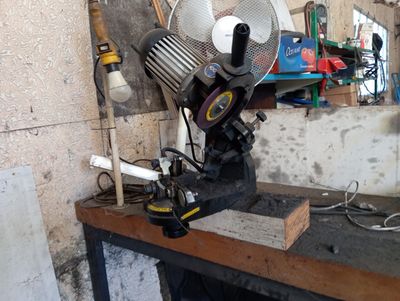 un ventilateur posé sur un établi