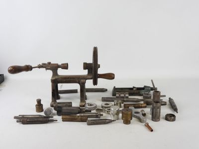 un grand nombre d'outils posés sur la table
